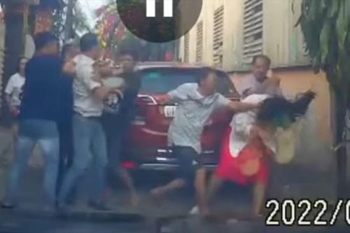 Đình chỉ Đại úy công an liên quan vụ hành hung phụ nữ vì chỗ đỗ xe