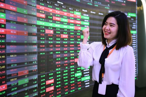Chứng khoán bất ngờ tăng vọt 22 điểm