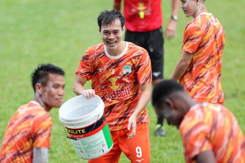 Thầy trò HLV Kiatisuk té nước trong ngày Tết Songkran