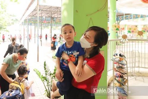 Quận Cầu Giấy: Cô và trò mầm non nô nức đến trường học trực tiếp