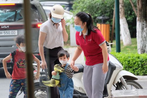 Ngày đầu bỡ ngỡ trở lại trường của gần 600.000 trẻ mầm non Hà Nội
