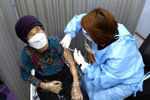 Hàn Quốc mở rộng tiêm liều Covid-19 tăng cường thứ hai cho người trên 60 tuổi