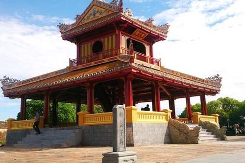 Bia đá 'Khuynh cái hạ mã' trước Phu Văn Lâu bất ngờ bị gãy đổ