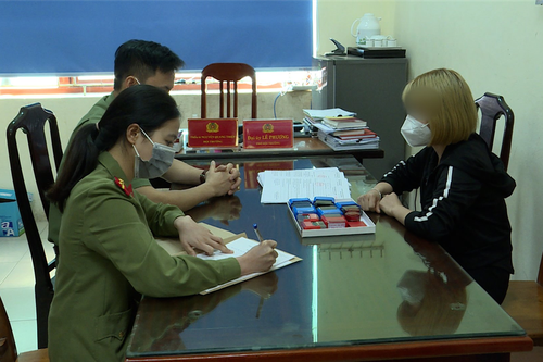 Lợi dụng dịch bệnh, cặp vợ chồng trẻ sản xuất hàng loạt giấy tờ giả bán kiếm lời