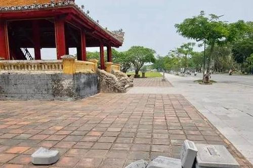 Truy tìm đối tượng làm tấm bia 'Khuynh cái hạ mã' trước Phu Văn Lâu bị đổ gãy
