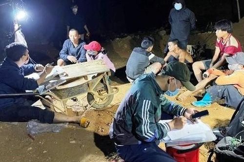Quảng Nam: Kiểm tra, xử lý hai nhóm 'vàng tặc' tại 'thủ phủ' vàng Bồng Miêu