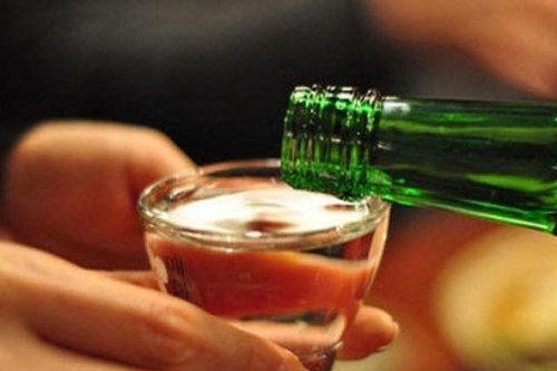 Lào Cai: Bé trai 2 tuổi co giật, hôn mê vì uống nhầm 200ml rượu