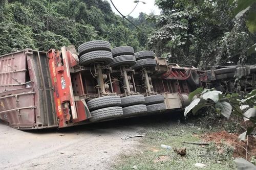 Xe container lao vào vách núi, tài xế tử vong tại chỗ