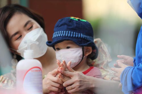 Muôn vàn cảm xúc trong ngày đầu các bé mầm non trở lại trường
