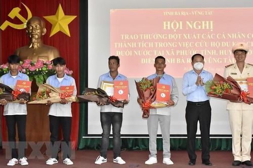 Bà Rịa-Vũng Tàu: Khen thưởng các cá nhân cứu du khách đuối nước