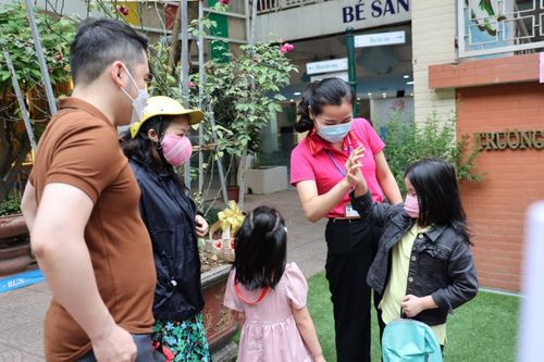 Trường mầm non đảm bảo phòng dịch trong ngày đầu đón trẻ trở lại