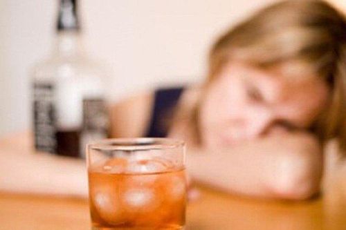 Nửa đêm bé trai 2 tuổi co giật, hôn mê vì uống nhầm 200ml rượu