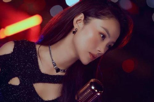 Sắp lấy chồng, Minh Hằng bỗng chia sẻ: 'Một ai đó đã yêu thương mình và rồi người đó đã yêu thương người khác'