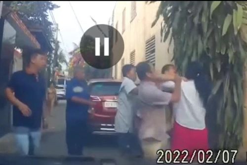 Clip: Mâu thuẫn chỗ đỗ xe, nhóm 5 người đàn ông lao vào tấn công người phụ nữ dã man