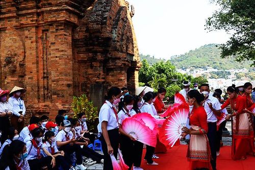 Cùng học sinh khám phá di sản