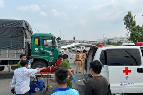 Đi giao cá, hai bà cháu bị xe tải cuốn vào gầm