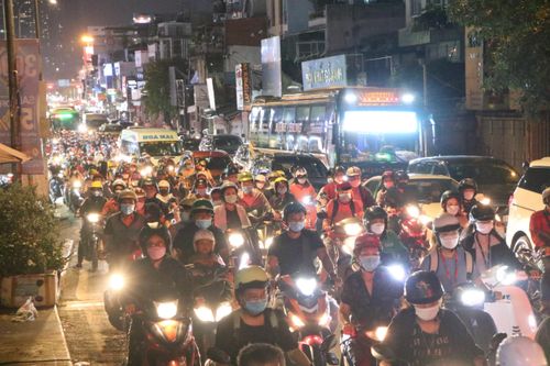 Mưa lớn ở Sài Gòn, cây ngã, đường kẹt cứng, người dân vật vã về nhà