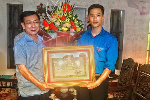Trao Bằng khen của Thủ tướng cho anh Nguyễn Đức Chính