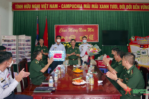Trường Trung cấp Biên phòng 2 chúc Tết cổ truyền học viên Campuchia