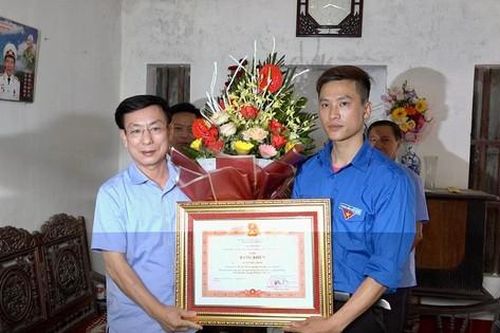 Trao bằng khen Thủ tướng cho nam thanh niên dũng cảm nhảy cầu cứu người ở Nam Định
