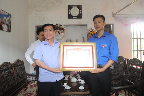 Trao tặng bằng khen của Thủ tướng cho thanh niên lao từ cầu cao 30m xuống cứu nữ sinh