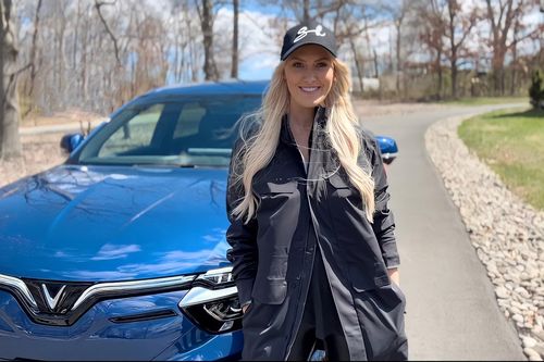 'Nữ hoàng review' Supercar Blondie nói gì khi lần đầu lái VinFast VF 8 tại Mỹ?