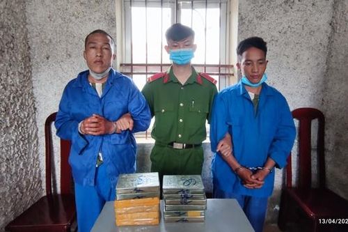 Bắt 2 chú cháu vận chuyển 12 bánh heroin