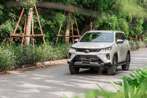 Thị trường xe Việt: Bán ô tô kiểu 'bia kèm lạc', khi nào mới chấm dứt?
