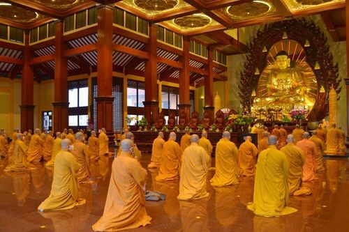 Chư Tăng TP.HCM bố-tát, thính giới tại Việt Nam Quốc Tự