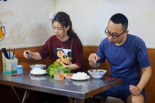 Hàng bún chả ở Hà Nội bán hàng trăm suất vào buổi trưa
