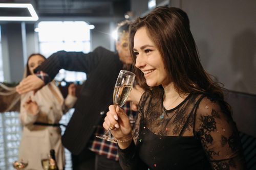 Nhiều sếp dùng rượu bia để giữ chân nhân viên tại Mỹ