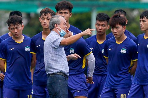 Bầu Đức họp đội nhanh trước trận ra quân ở AFC Champions League