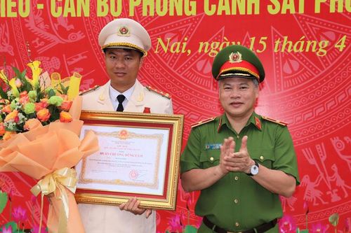 Trao Huân chương Dũng cảm cho Đại úy Thái Ngô Hiếu