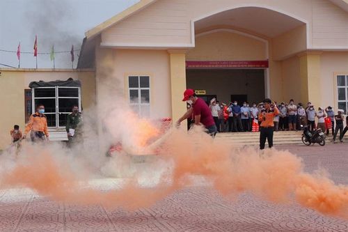 Truyên truyền nâng cao kiến thức pháp luật và các biện pháp hỗ trợ an toàn trên biển cho ngư dân