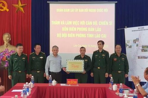 Lào Cai: Đoàn Giám sát của Ủy ban đối ngoại Quốc hội thăm và tặng quà cán bộ, chiến sĩ vùng biên giới