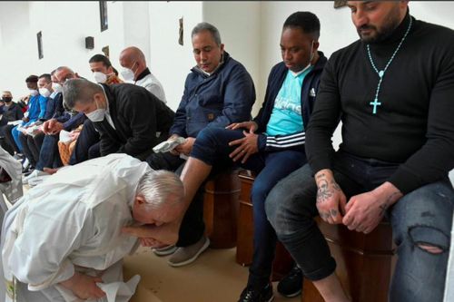 Giáo hoàng Francis rửa và hôn chân phạm nhân trong nhà tù Ý