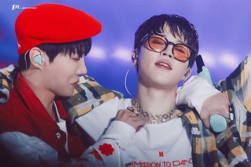 Netizen tranh cãi nảy lửa chuyện có hay không 2 thành viên BTS sử dụng hàng nhái thương hiệu của G-Dragon