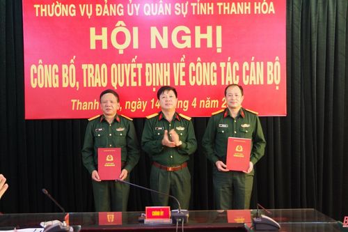 Đảng ủy Quân sự tỉnh Thanh Hóa trao quyết định về công tác cán bộ