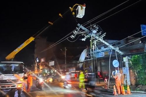 Giông lốc làm gãy cột điện, sập, tốc mái 38 căn nhà tại An Giang