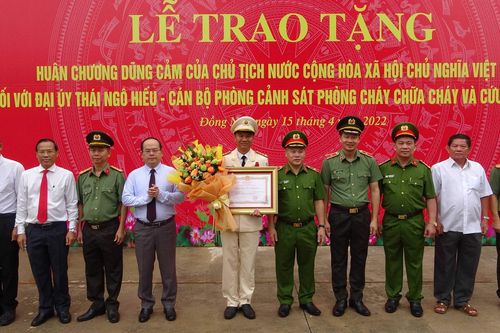 Trao Huân chương Dũng cảm tặng Đại úy Thái Ngô Hiếu