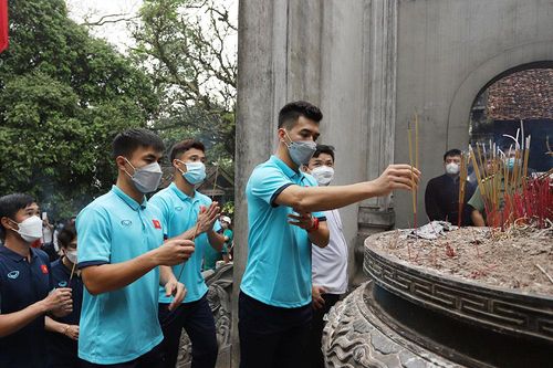 Đội tuyển bóng đá U23 Việt Nam dâng hương tưởng niệm các Vua Hùng
