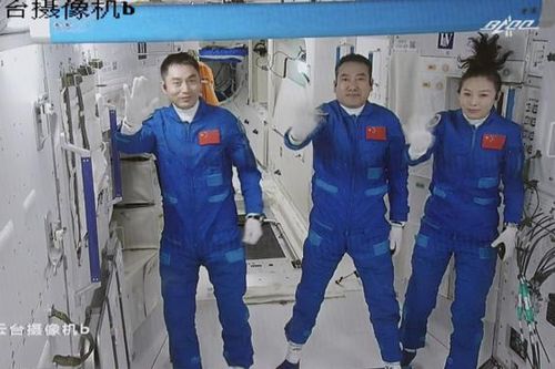 Phi hành gia Trung Quốc trở về sau sứ mệnh dài nhất của Bắc Kinh