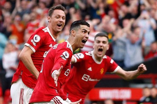 Ronaldo lập hat-trick giúp Man United vượt Arsenal trên bảng xếp hạng