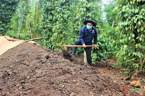 Giúp nông dân bớt khó khăn trong 'bão giá'