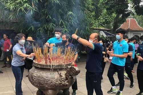 Thầy trò HLV Park Hang Seo dâng hương Đền Hùng