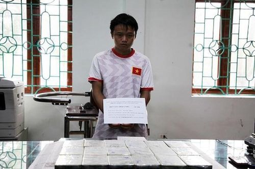 Đi xe máy chở theo 19 bánh hêrôin, đối tượng đã bị Công an tỉnh Lai Châu bắt giữ
