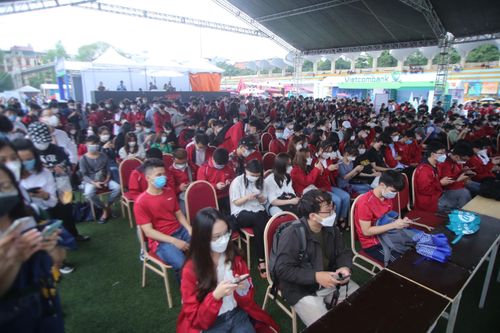 Hàng nghìn sinh viên đội mưa đến Sóng Festival