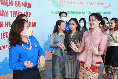 Bạn trẻ Việt-Lào-Campuchia hân hoan đón Tết cổ truyền Bunpimay, Chôl Chnăm Thmây