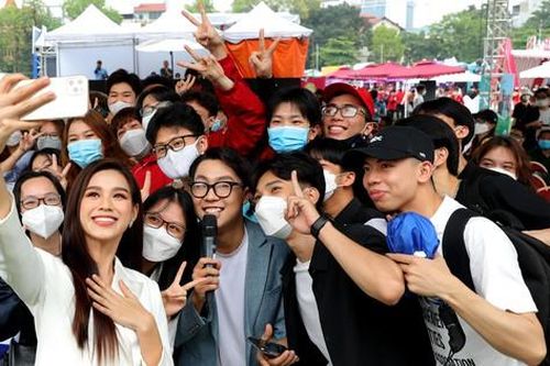 Hoa hậu Đỗ Thị Hà chia sẻ cân bằng việc học và thi Miss World trong Ngày Thẻ Việt Nam