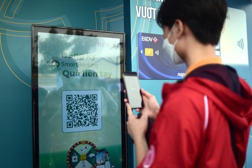 Sinh viên Hà thành đội mưa trải nghiệm công nghệ thanh toán thẻ tại 'Sóng Festival 2022'